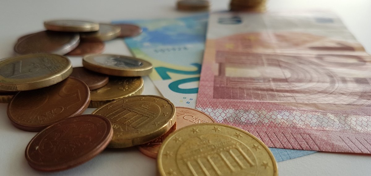 Geldscheine und Euro-Münzen