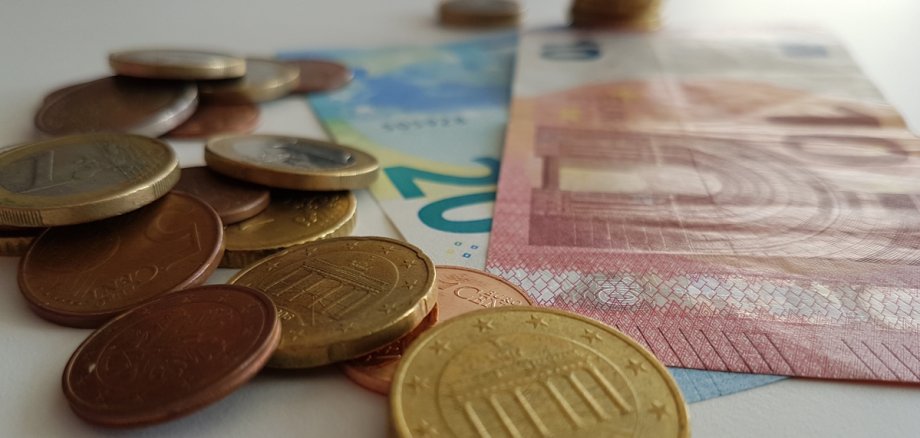 Geldscheine und Euro-Münzen