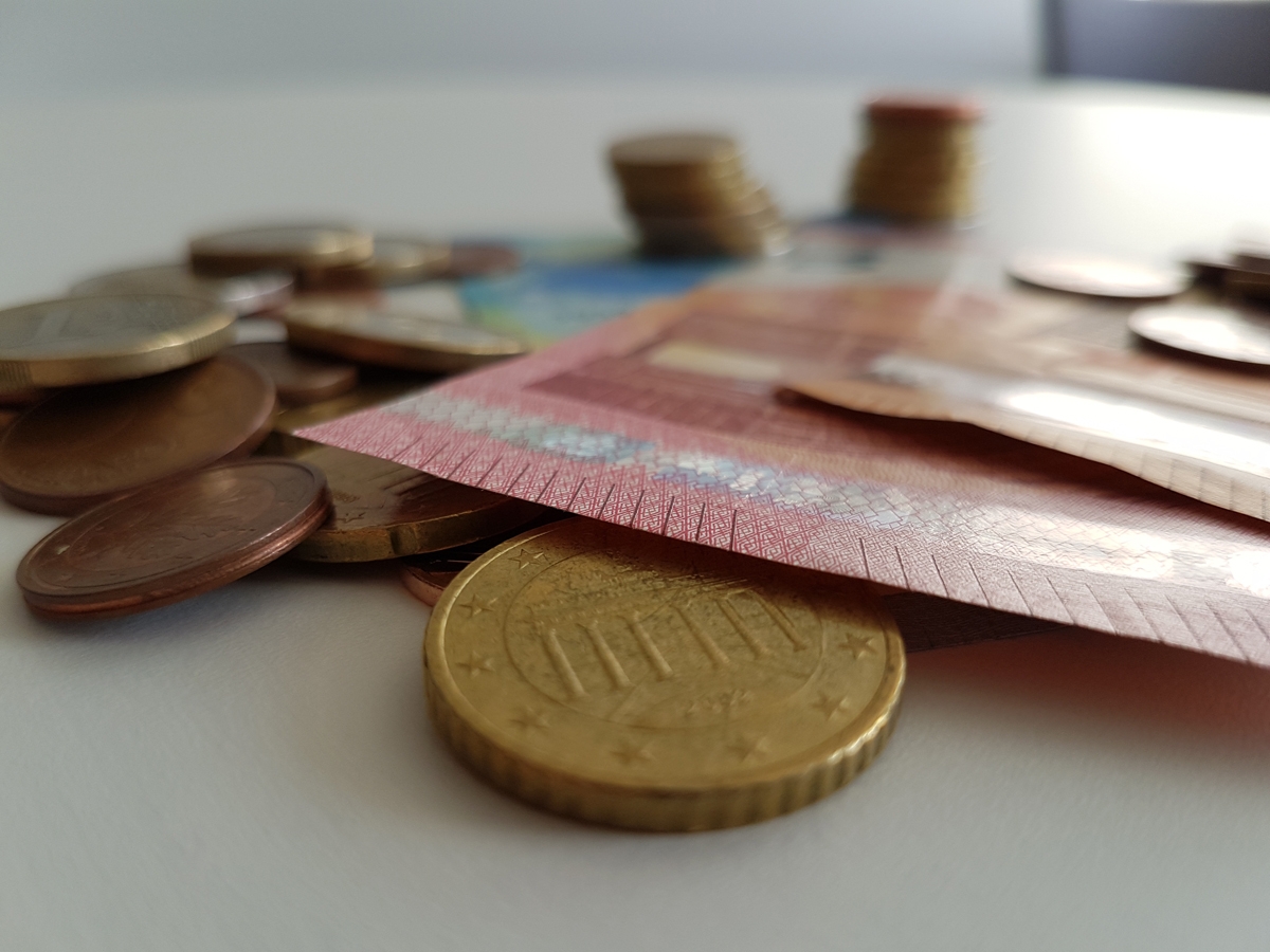 Geldscheine und Euro-Münzen