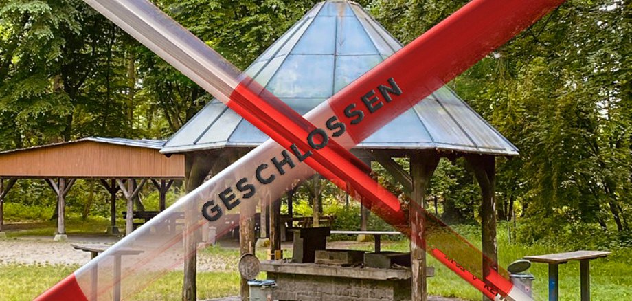 Grillplatz Mörfelden mit Hütte. Davor symbolisch Absperrband mit dem Wort geschlossen.