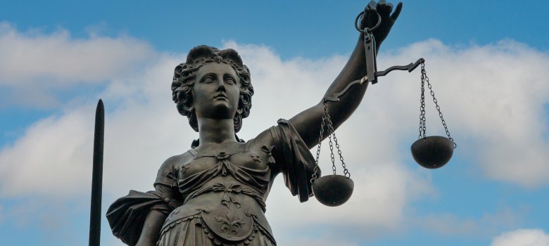 Römische Göttin der Gerechtigkeit, in der einen Hand eine Waage, in der anderen ein Richtschwert