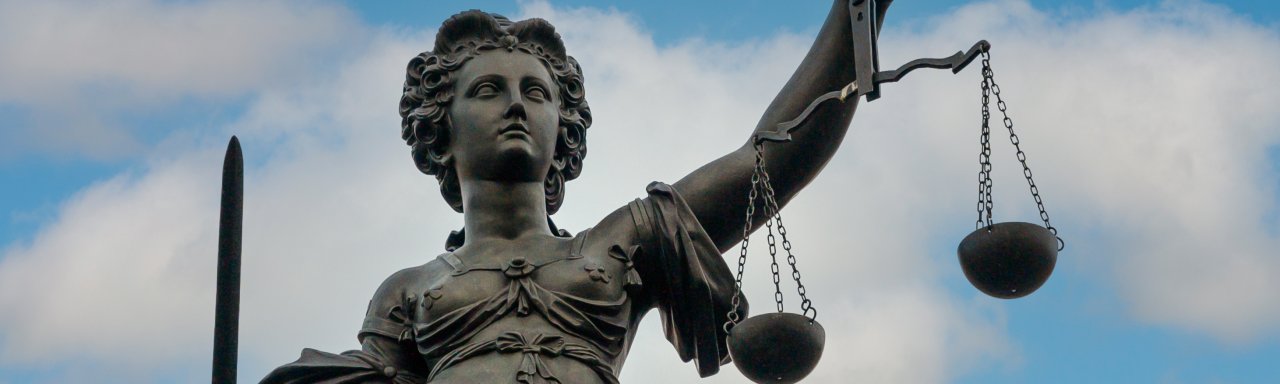 Römische Göttin der Gerechtigkeit, in der einen Hand eine Waage, in der anderen ein Richtschwert