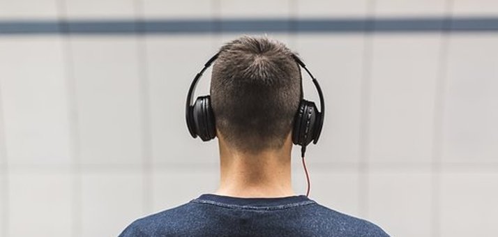 Mann hört mit Kopfhörern Musik