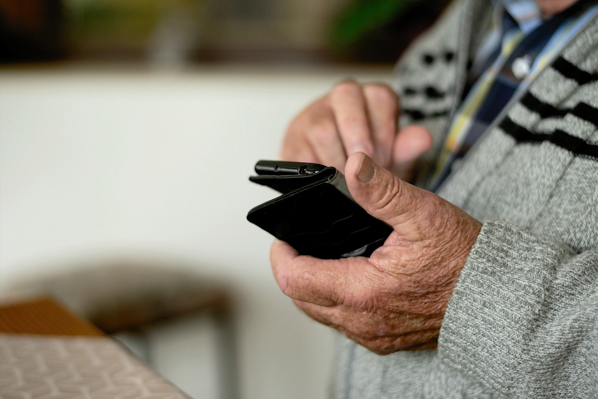 Ein Senior benutzt ein Smartphone