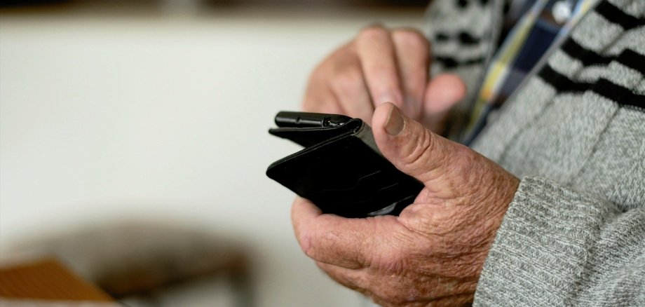 Ein Senior benutzt ein Smartphone