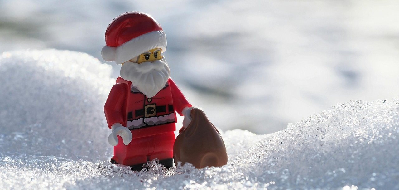 Kleiner Spielzeugnikolaus im Schnee