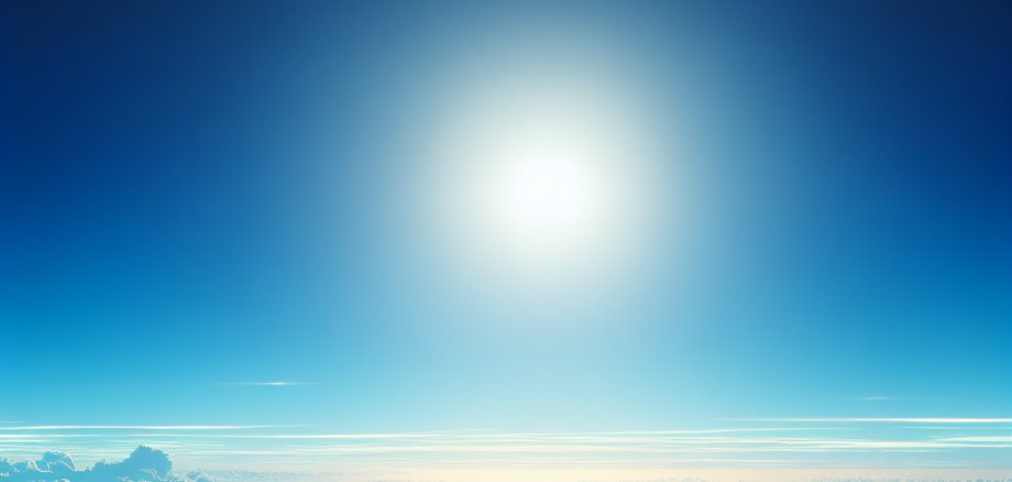 blauer Himmel mit Sonne