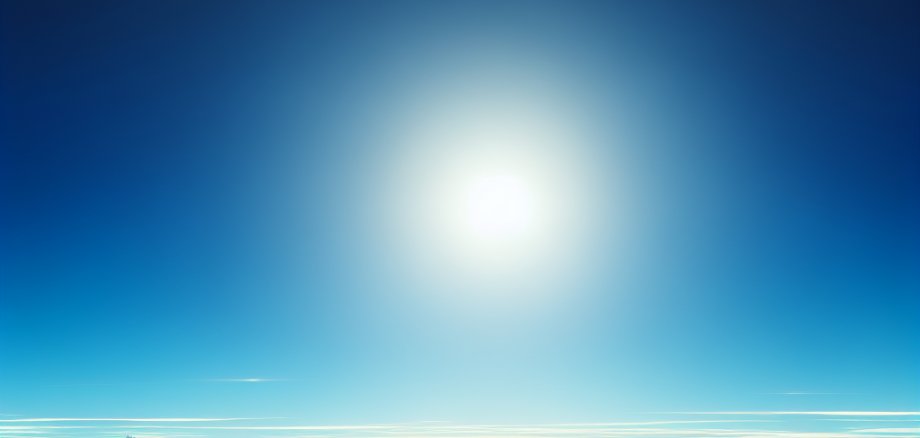 blauer Himmel mit Sonne