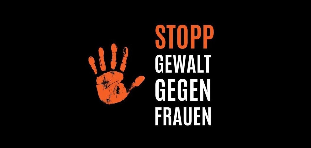 Auf schwarzem Hintergrund ist links ein orangefarbener Handabdruck und rechts stehen untereinander vier Wörter mit Großbuchstaben: in orangener Schrift "Stopp" und in weißer Schrift "Gewalt gegen Frauen".