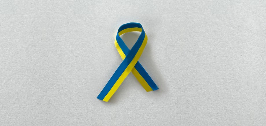 Ein Band in den Flaggenfarben der Ukraine 