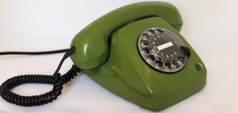 moosgrünes Telefon mit Wählscheibe