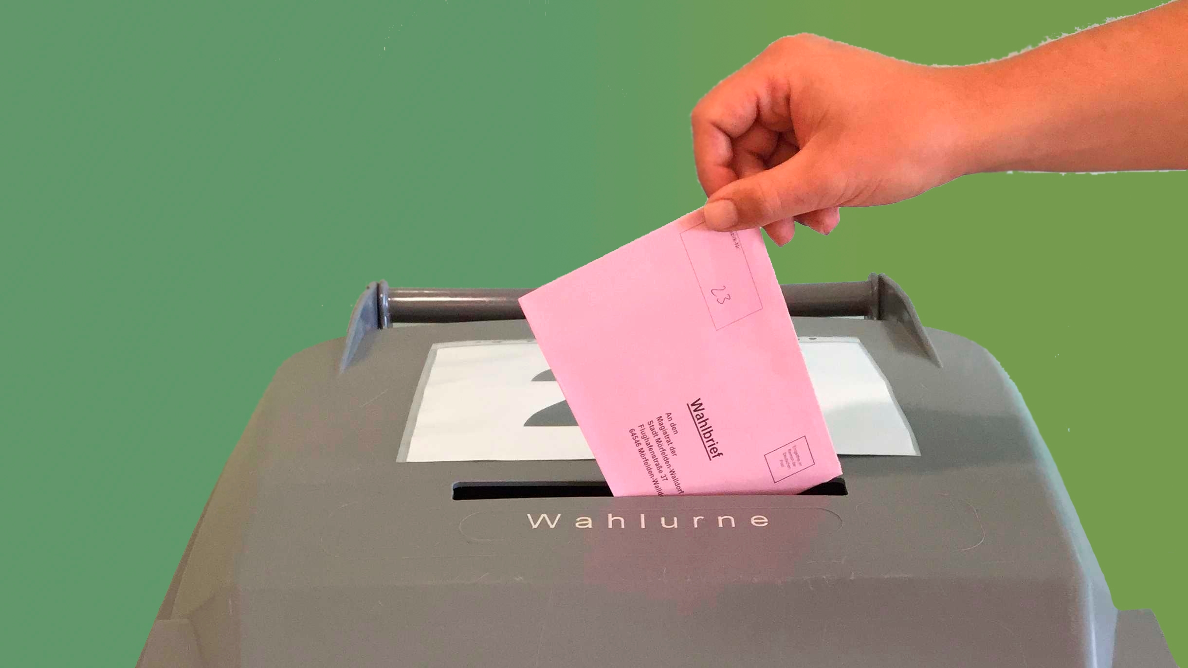 Ein Wahlzettel wird in eine Wahlurne gesteckt