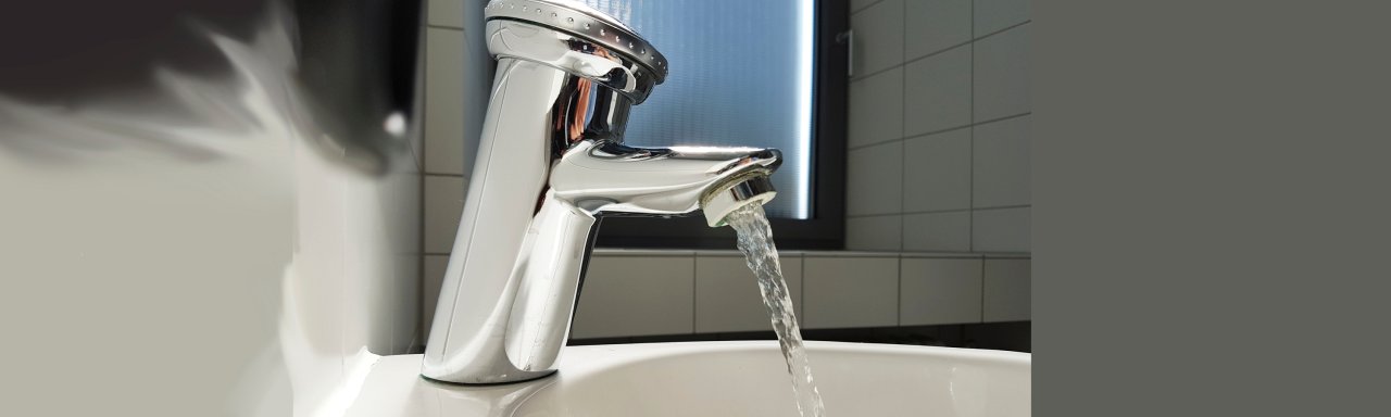 Aus einem Wasserhahn kommt frisches Leitungswasser