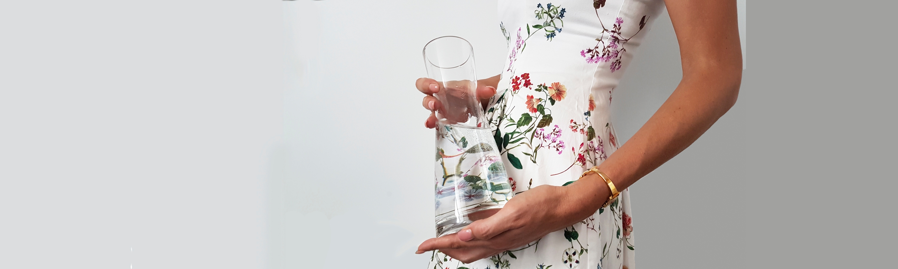 Eine Karaffe mit frischem klarem Wasser