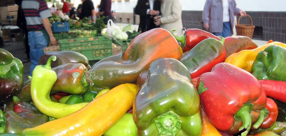 Bunte Paprika an einem Marktstand