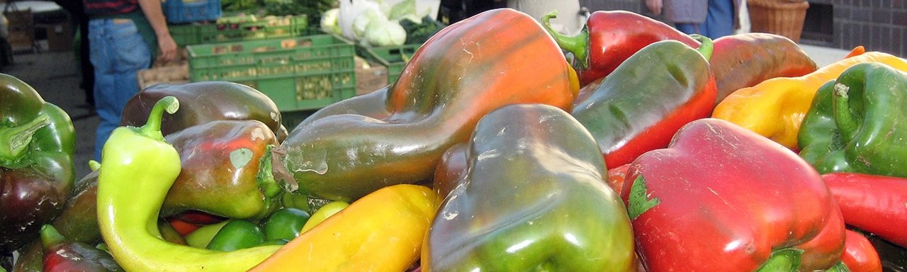 Bunte Paprika an einem Marktstand