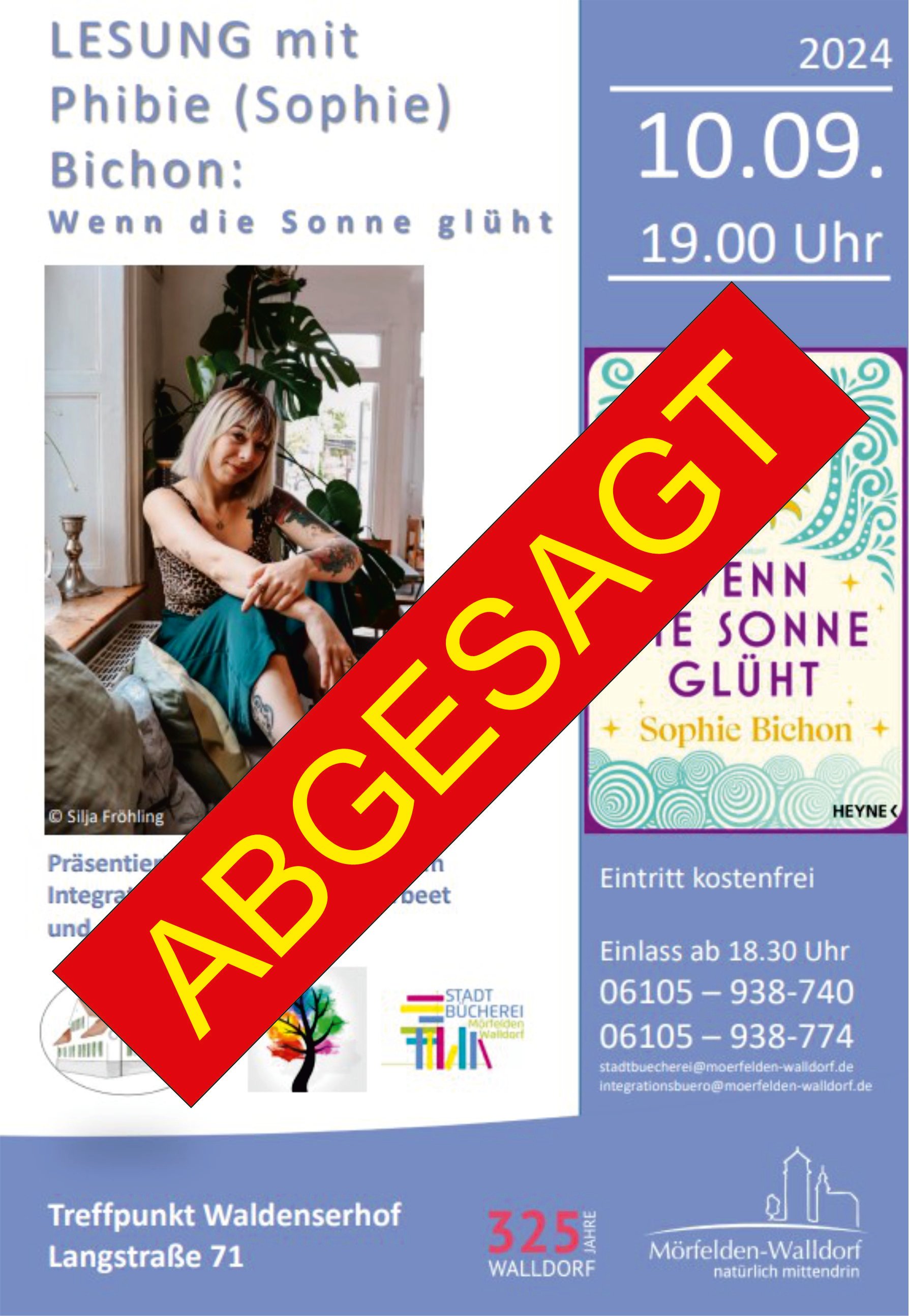 Phibie Bichon sitzt mit angewinkelten Beinen auf einer gemütlich aussehenden Sitzgelegenheit und lächelt mit leicht schräg gehaltenem Kopf in die Kamera.