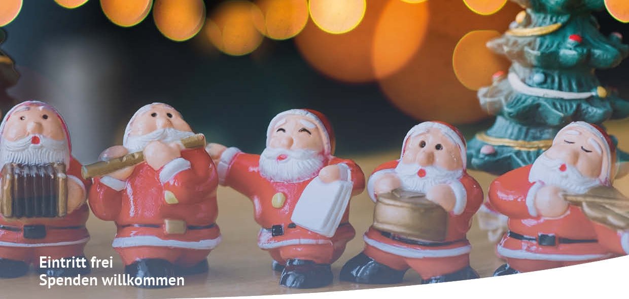 5 Weihnachtsmänner-Spielfiguren mit verschiedenen Instrumenten.