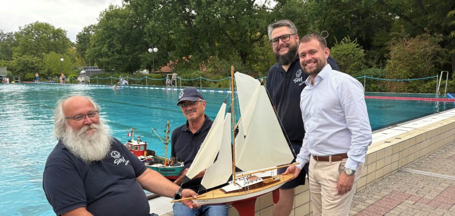 Die Modellbauer Manfred Schluckebier, Hermann Veith und Christoph Ritschel planten mit Stadtrat Maximilian Gegenheimer (von links) den Saisonabschluss im Waldschwimmbad (Foto vor dem Schwimmerbecken im Waldschwimmbad).