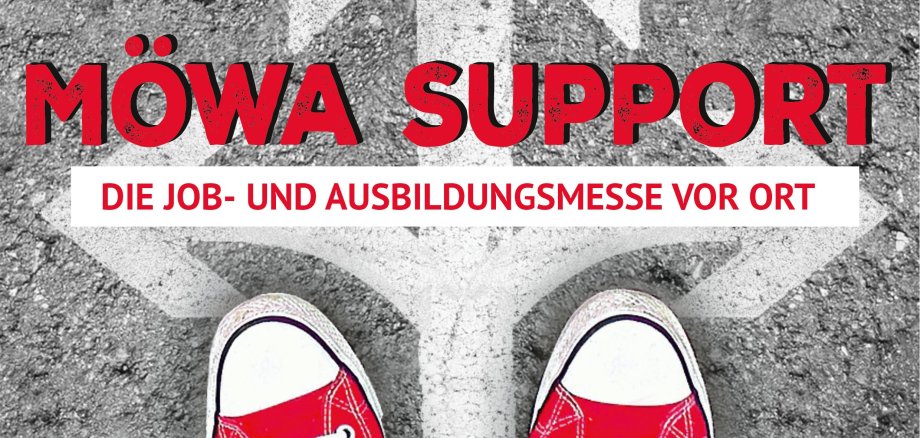 Symbolbild: Auf dem Boden ist ein Pfeil gemalt, der in alle richtungen geht. Rote Schuhe stehen zwischen den Pfeilen, die nach links und rechts zeigen. Auf dem Bild steht: MöWa Supprt die Job und Ausbildungsmesse vor Ort 