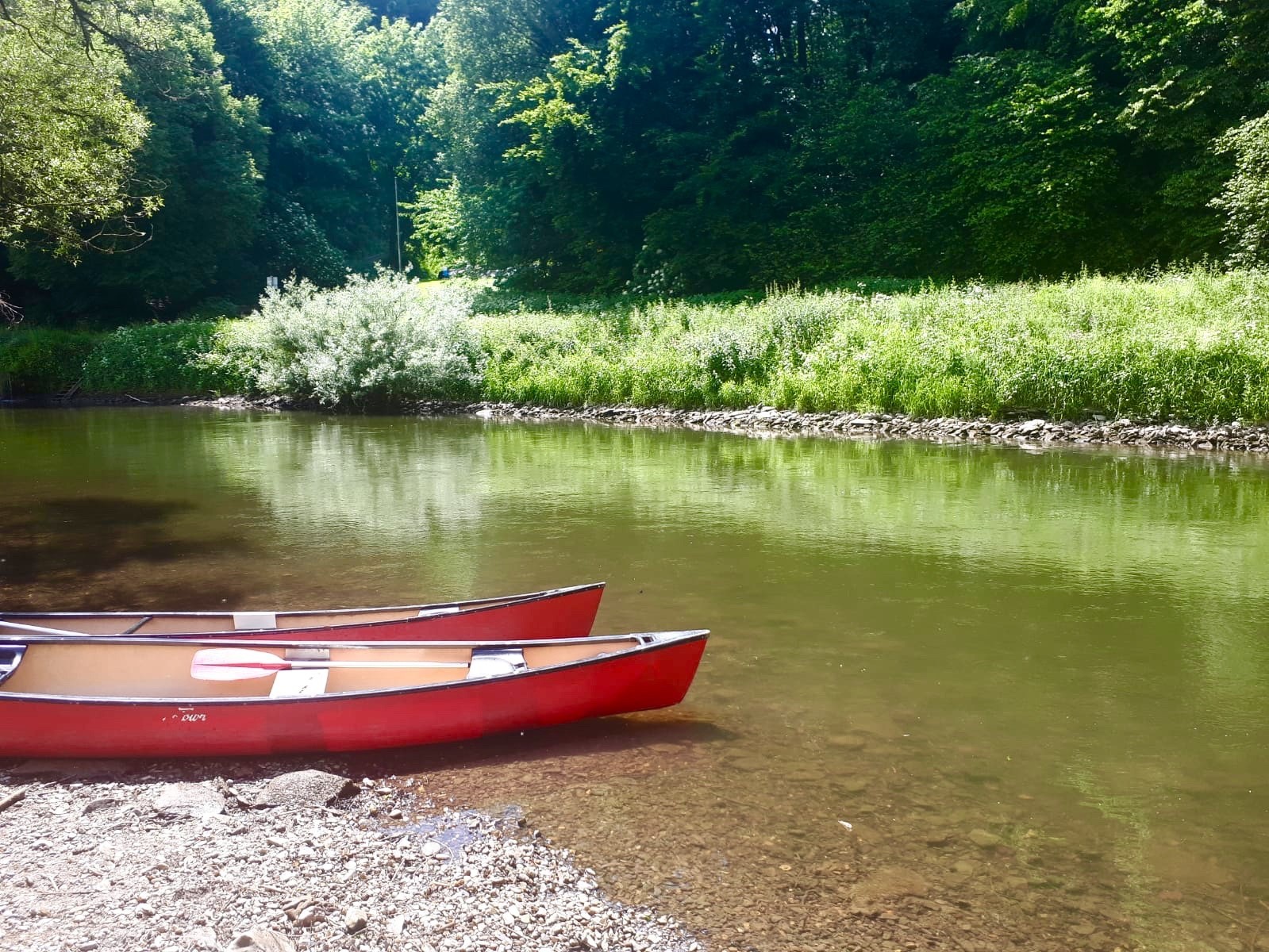zwei Paddelboote am Ufer eines Flusses
