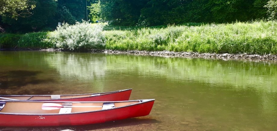 zwei Paddelboote am Ufer eines Flusses