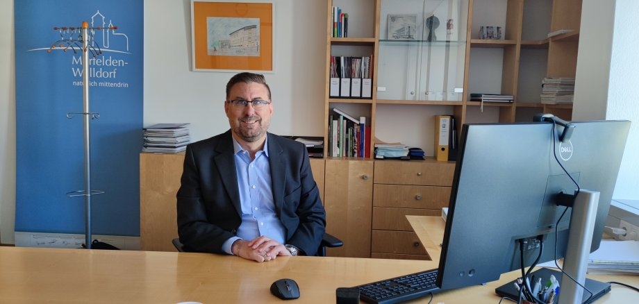 Bürgermeister Karsten Groß hinter dem Schreibtisch