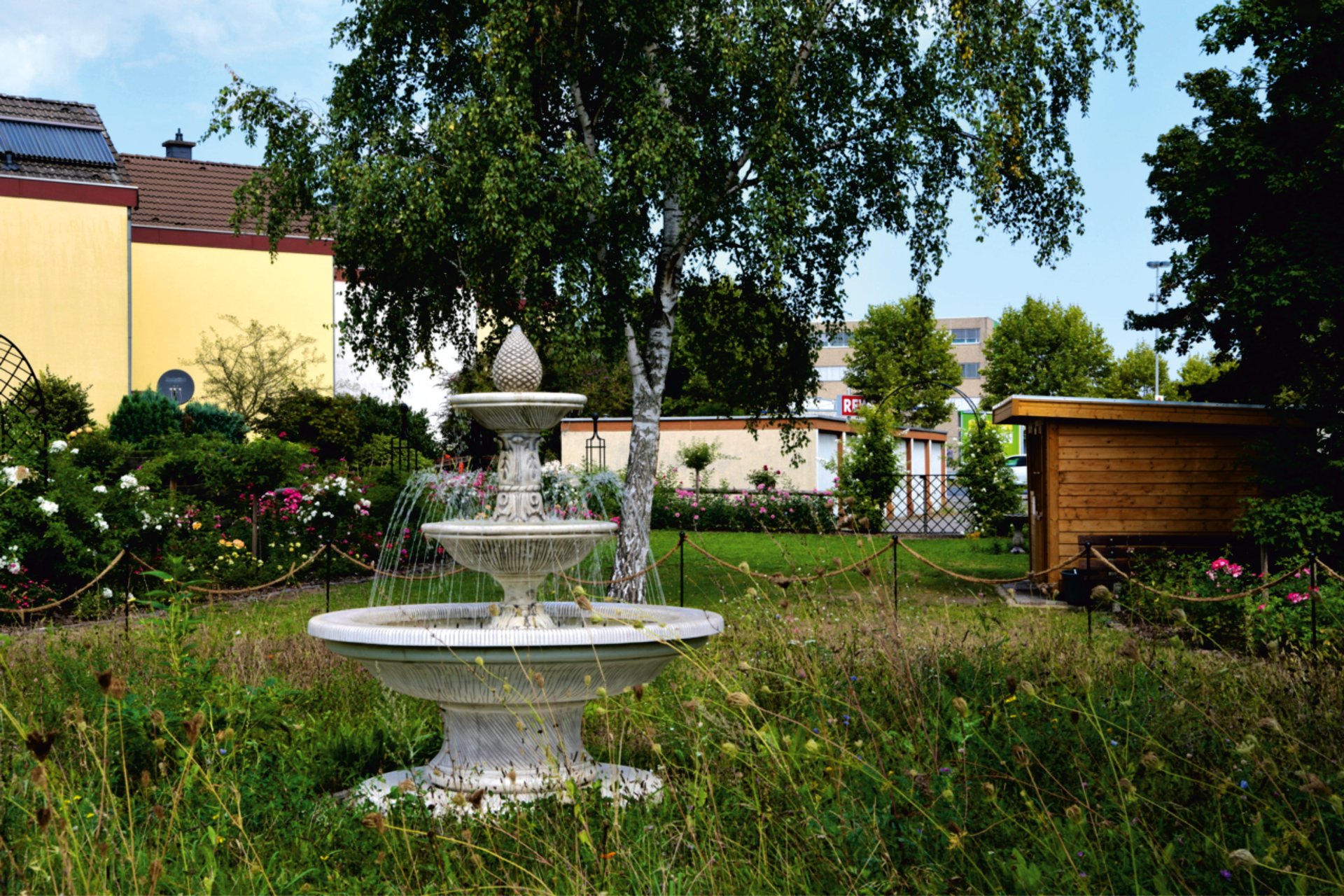 Brunnen im Rosengarten
