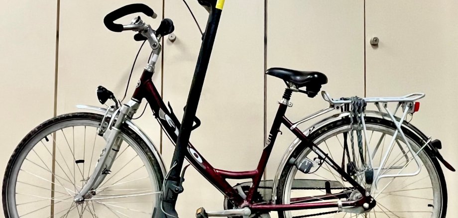 Fahrrad und E-Roller vor einem Aktenschrank im Fundbüro
