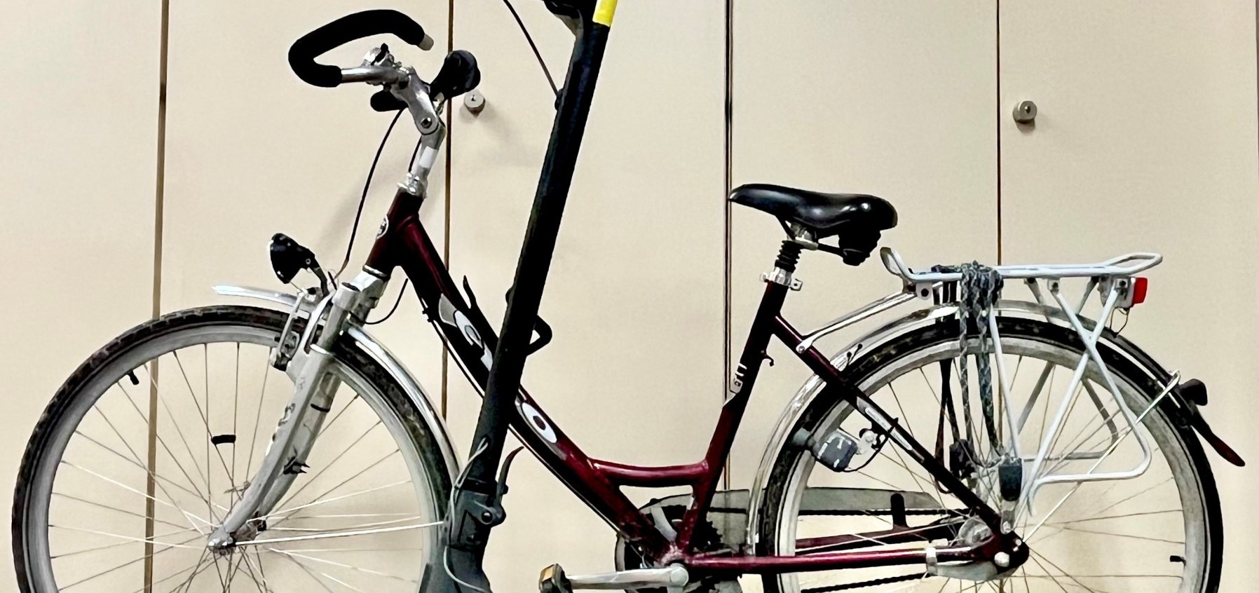 Fahrrad und E-Roller vor einem Aktenschrank im Fundbüro