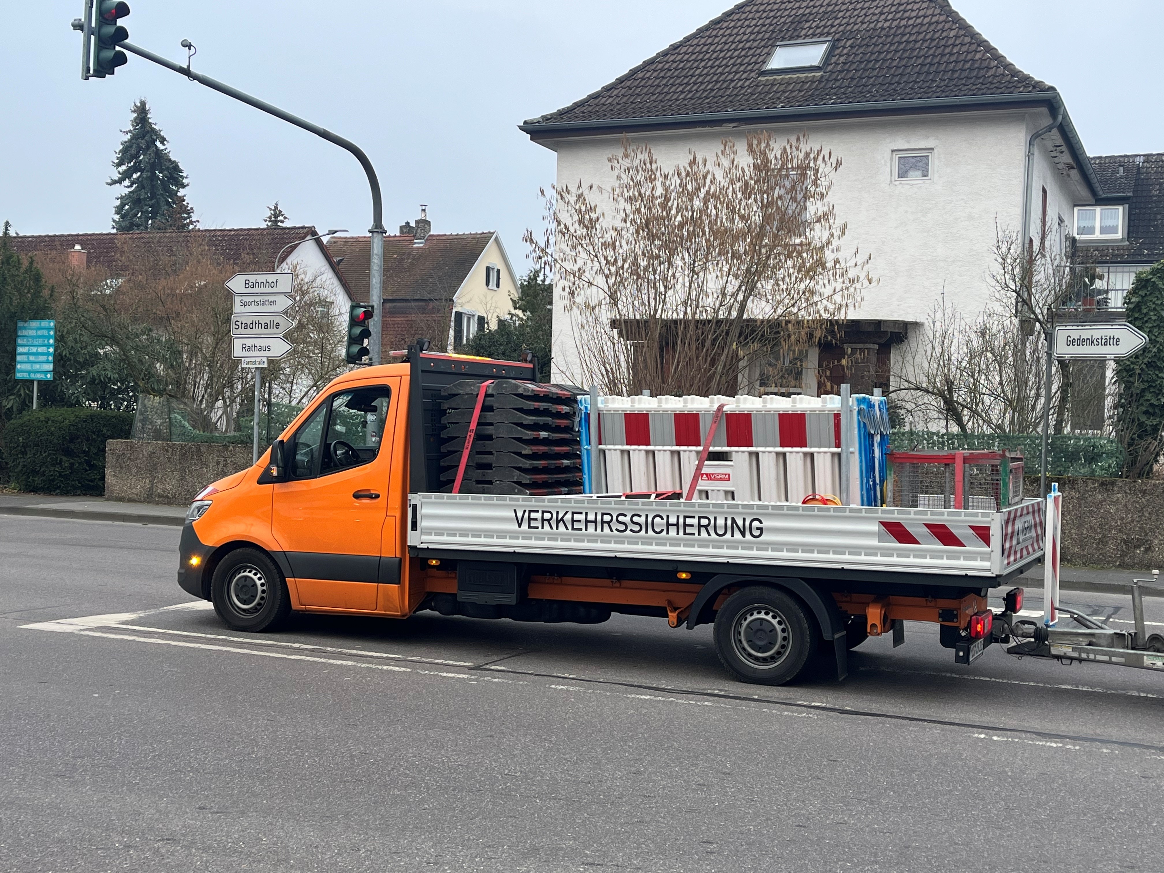 Ein Transportwagen fährt eine Strassenbarke zu einer Kreuzung