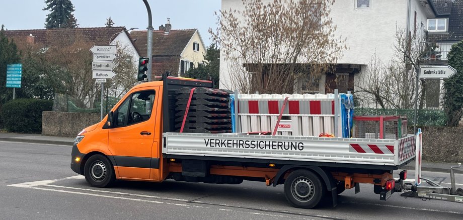 Ein Transportwagen fährt eine Strassenbarke zu einer Kreuzung