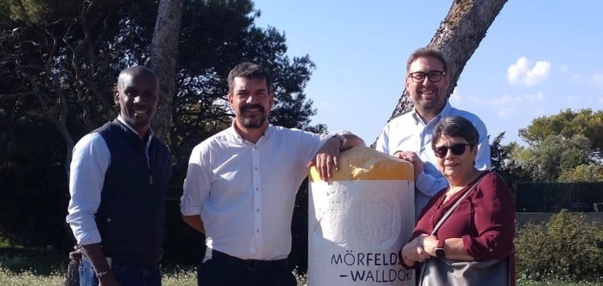 Bild (v.l.n.r.): David Jesné (Delegierter des Vitroller Parlaments für Städtepartnerschaften), Bürgermeister Loïc Gachon, Bürgermeister Karsten Groß und Dominique Nega (als Übersetzerin dabei) vom Freundeskreis Städtepartnerschaft.