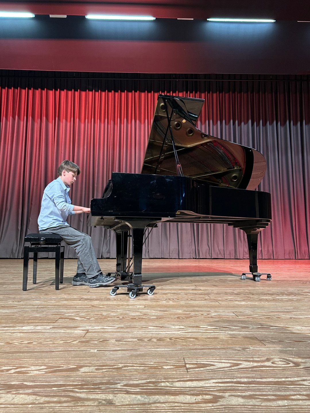 Bürgermeister Karsten Groß und Preisträger Jonas Rahn schauen gut gelaunt in die Kamera, Jonas hält eine Urkunde in der Hand. Der Bürgermeister schüttelt die Hand von Jonas zur Gratulation
