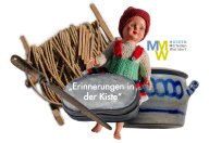 Porzellanpuppe mit gehäkelten grün/roten Kleid, Wäschekordel aufgewickelt auf eine Holzspindel, Holzpfeile und Tontopf bemalt mit blauen Muster sowie einer Metall Brotbox