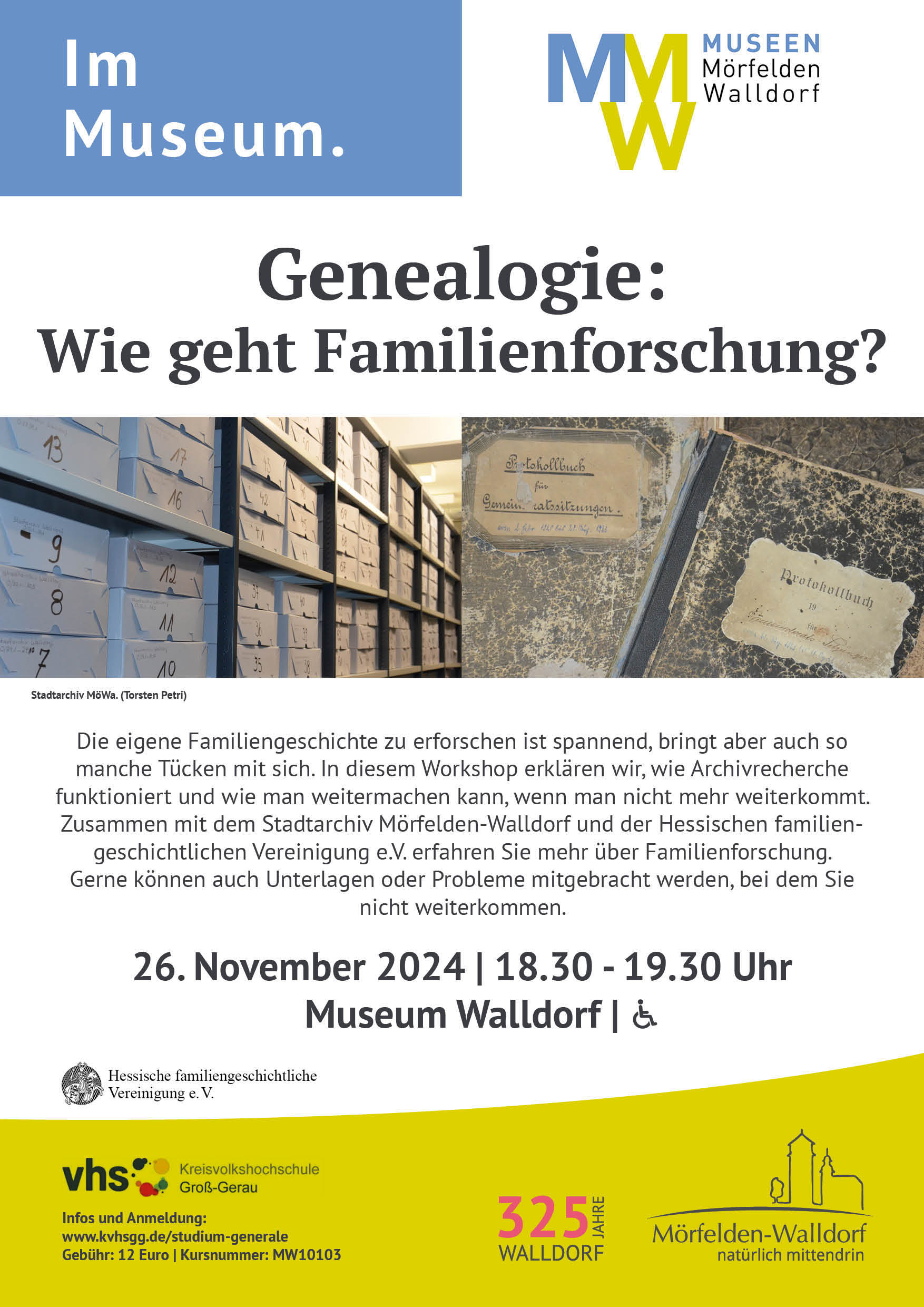 Auf dem Plakat sind zwei Fotografien aus dem Stadtarchiv Mörfelden-Walldorf zu sehen. Diese ergeben zusammen einen länglichen Header.  Das linke Bild zeigt eine schräge Seitenansicht auf ein Metallregal. Die Böden des Regals sind hellgrau und die tragenden Seitenelemente dunkelgrau. Darin befinden sich graue Archivkartons, die von vorne mit großen, schwarzen Ziffern beschriftet sind. Diese wurden mit einem Filzstift angebracht. Links über den Zahlen lassen sich kleinere Angaben erkennen, die mit einem Bleistift festgehalten wurden. In jedem der erkennbaren Fächer des Regals befinden sich zwei Stapel mit je drei Kartons. Das rechte Bild zeigt zwei alte Protokollbücher von oben. Die Bücher liegen leicht versetzt übereinander. Das untere hat einen hellbraunen, fleckigen Einband. Das obere dagegen hat einen schwarzen, fleckigen Einband. Beide Bücher sind sichtlich vergilbt und mit alten Aufklebern beschriftet. Auf dem unteren Buch steht handschriftlich „Protokollbuch für Gemeinderatssitzungen. Vom 2. Febr. 1820 bis 28. März 1923“ geschrieben. Auf dem oberen wurde in Fraktur „Protokollbuch 19_ für“ aufgedruckt. Hinter der 19_ ist Platz freigelassen worden, um dort eine Jahreszahl einsetzen zu können. Handschriftlich ergänzt steht darunter „Gemeinderats-Sitzungen. Vom 29. März 1923 bis 11. April 19...“. Die letzten zwei Ziffern der Jahreszahl sind nicht lesbar. In der rechten, oberen Ecke ist ein drittes Protokollbuch zu erkennen. Es hat einen dunkelbraunen, marmorierten Einband.