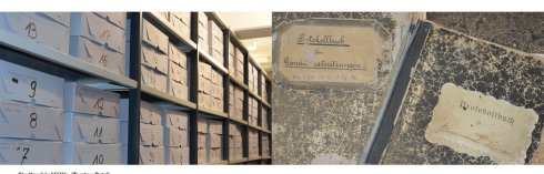 Auf dem Plakat sind zwei Fotografien aus dem Stadtarchiv Mörfelden-Walldorf zu sehen. Diese ergeben zusammen einen länglichen Header. Das linke Bild zeigt eine schräge Seitenansicht auf ein Metallregal. Die Böden des Regals sind hellgrau und die tragenden Seitenelemente dunkelgrau. Darin befinden sich graue Archivkartons, die von vorne mit großen, schwarzen Ziffern beschriftet sind. Diese wurden mit einem Filzstift angebracht. Links über den Zahlen lassen sich kleinere Angaben erkennen, die mit einem Bleistift festgehalten wurden. In jedem der erkennbaren Fächer des Regals befinden sich zwei Stapel mit je drei Kartons. Das rechte Bild zeigt zwei alte Protokollbücher von oben. Die Bücher liegen leicht versetzt übereinander. Das untere hat einen hellbraunen, fleckigen Einband. Das obere dagegen hat einen schwarzen, fleckigen Einband. Beide Bücher sind sichtlich vergilbt und mit alten Aufklebern beschriftet. Auf dem unteren Buch steht handschriftlich „Protokollbuch für Gemeinderatssitzungen. Vom 2. Febr. 1820 bis 28. März 1923“ geschrieben. Auf dem oberen wurde in Fraktur „Protokollbuch 19_ für“ aufgedruckt. Hinter der 19_ ist Platz freigelassen worden, um dort eine Jahreszahl einsetzen zu können. Handschriftlich ergänzt steht darunter „Gemeinderats-Sitzungen. Vom 29. März 1923 bis 11. April 19...“. Die letzten zwei Ziffern der Jahreszahl sind nicht lesbar. In der rechten, oberen Ecke ist ein drittes Protokollbuch zu erkennen. Es hat einen dunkelbraunen, marmorierten Einband.