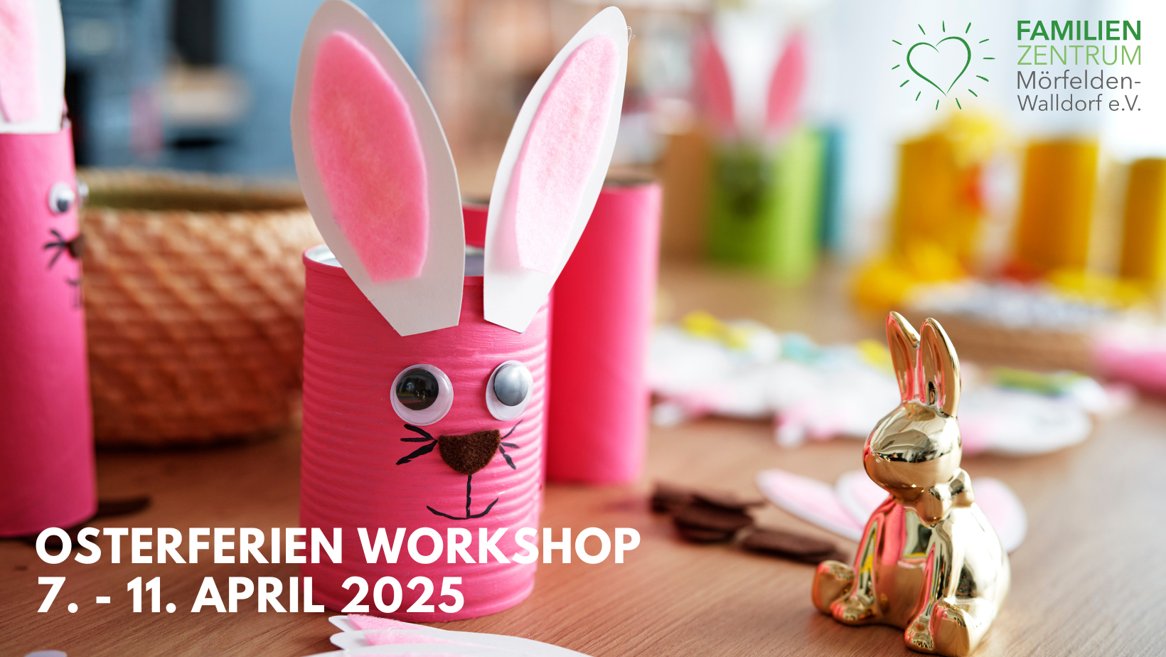 Titelbild FB_Osterferienworkshop 2025 - 1 Nahaufnahme eines gebastelten Hasen in rosa. Daneben eine kleine Hasenfigur. Bastelmaterial im Hintergrund.