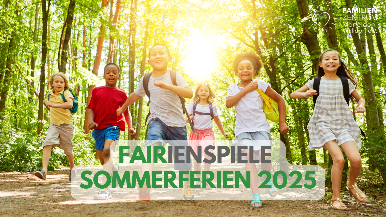 Kopie von Titel FB FAIRienspiele - 1 Sechs rennende Kinder im Wald. Hinter ihnen scheint die Sonne durch die Bäume.