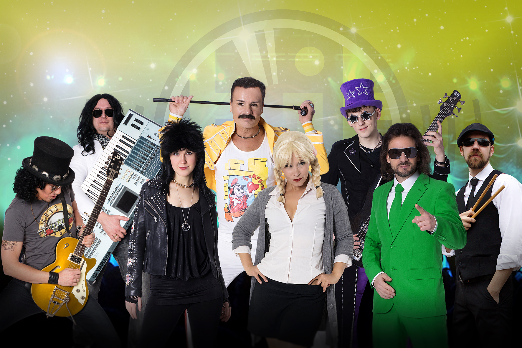 Acht Musizierende stellen in ihren Kostümen berühmte Musiker und Musikerinnen der 80er und 90er Jahre dar. Unter anderen Freddie Mercury, Nena und Britney Spears.