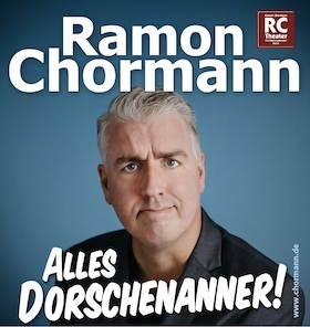 Der Künstler Ramon Chormann schaut mit skeptischem Gesichtsausdruck in die Kamera.
