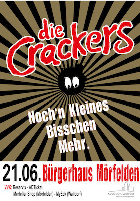 Der Künstler hält zwei Drumsticks in Händen und grinst in die Kamera