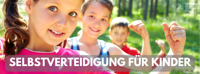 Selbstverteidigung Kinder - 1 Zu sehen sind drei Kinder quer in einer Reihe aufgestellt, sodass man das vordere Kind gut erkennen kann, das zweite Kind dahinter ist schon etwas unschärfer und das dritte Kind ganz hinten ist sehr unscharf zu erkennen. Alle Kinder recken ihren Arm in die Höhe um ihren Bizeps zu präsentieren. Ein Symbol für Stärke.