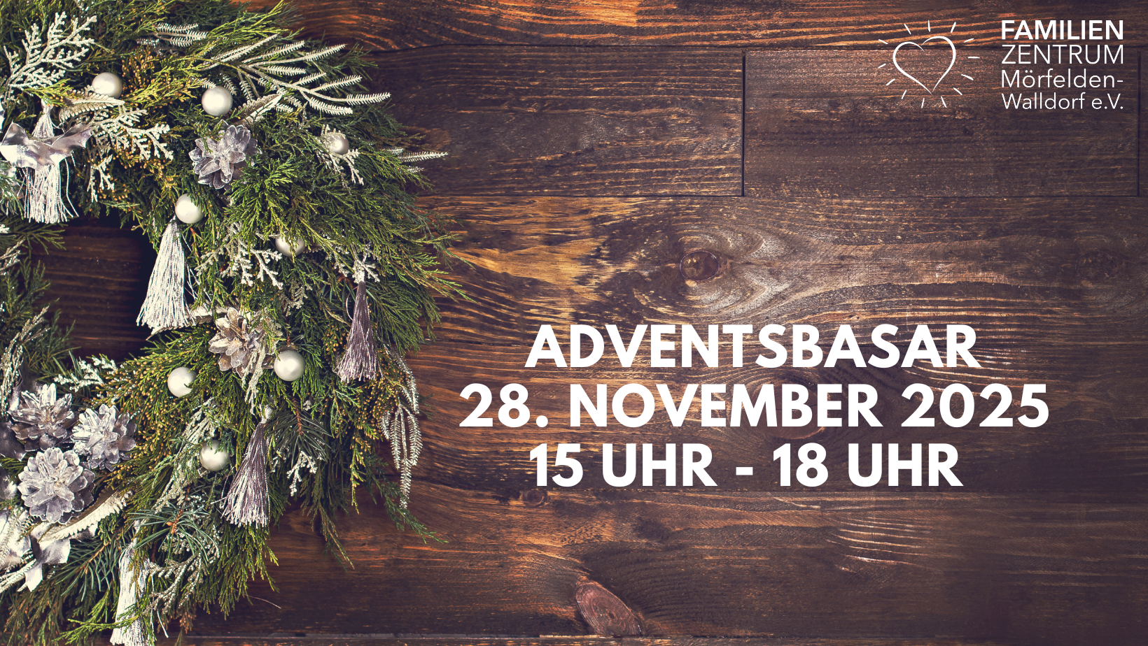 Titelbild FB_Adventsbasar 2025 - 1 Zu sehen ist ein geschmückter Kranz aus Tannenzweigen auf holzigem Untergrund.