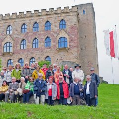 Gruppenbild mit den Bildfahrtteilnehmer vor dem Hambacher Schloss