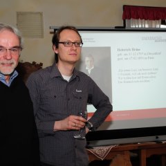 Klaus Müller und Germanist Joachim Franz vor Videowand 