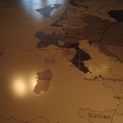 Landkarte mit den Umrissen mit verschiedenen Ländern