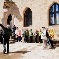 Bildungsfahrteilnehmer im Innenhof des Hambacher Schlosses